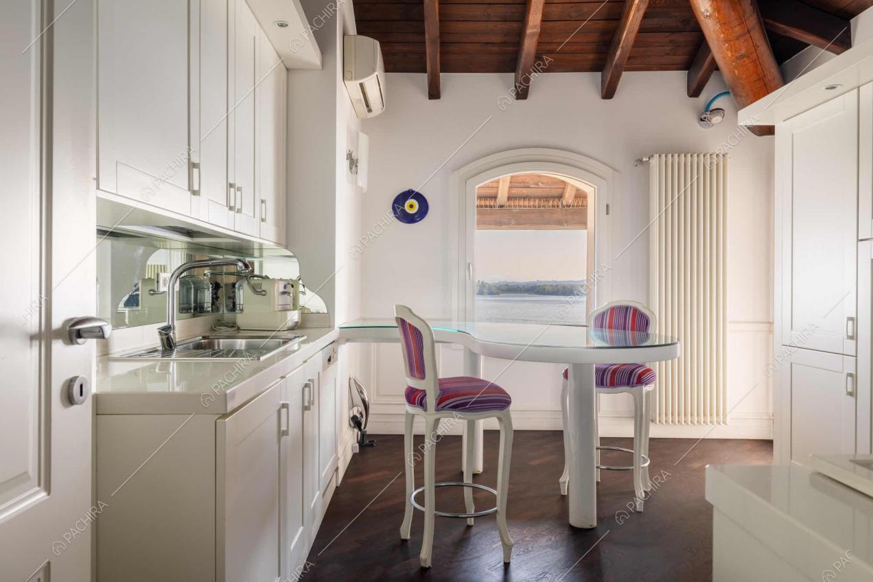 Cucina dell'appartamento Amazon, location in stile moderno a Novara